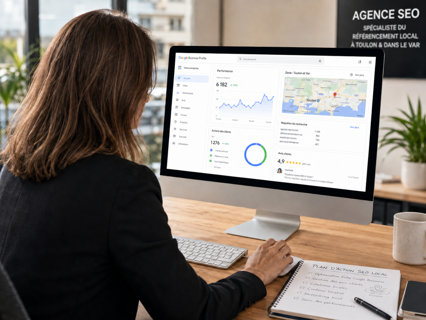 Consultante SEO avec tableau de bord de référencement local dans le Var